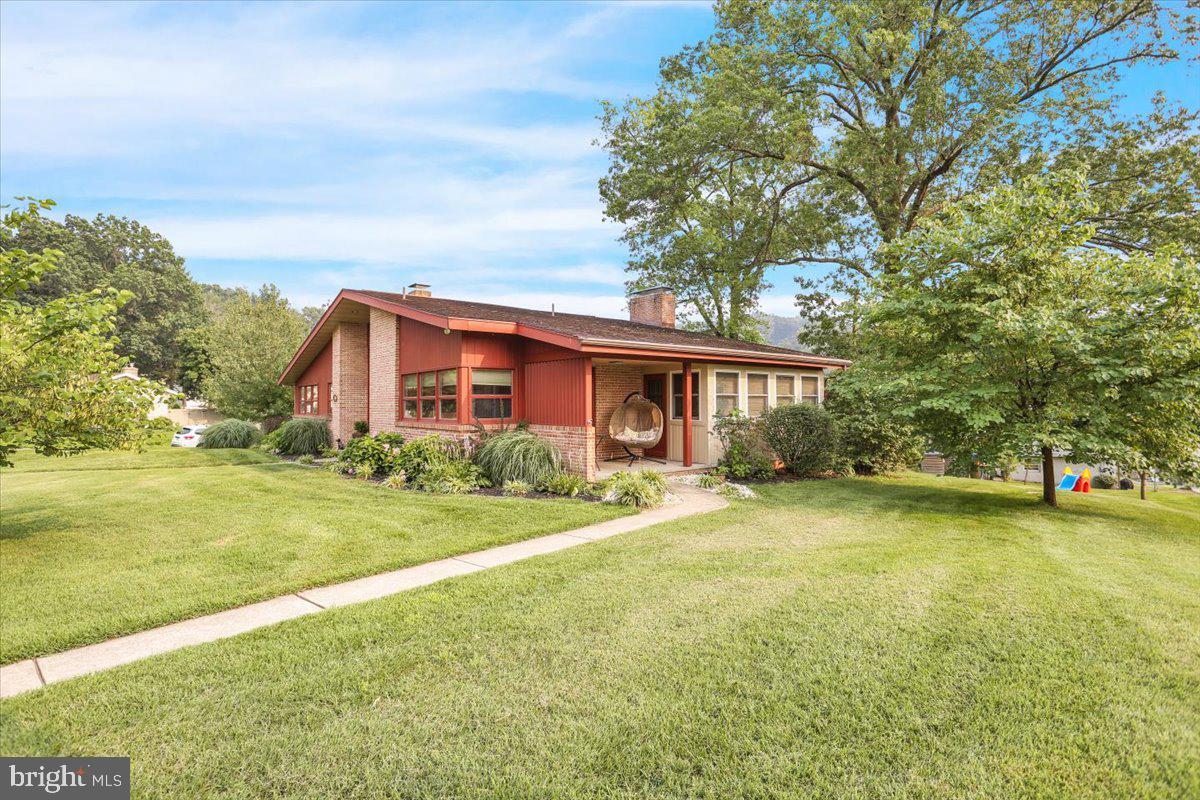 150 Grandview Drive Reading, PA 19607 - Photo 3 of 44