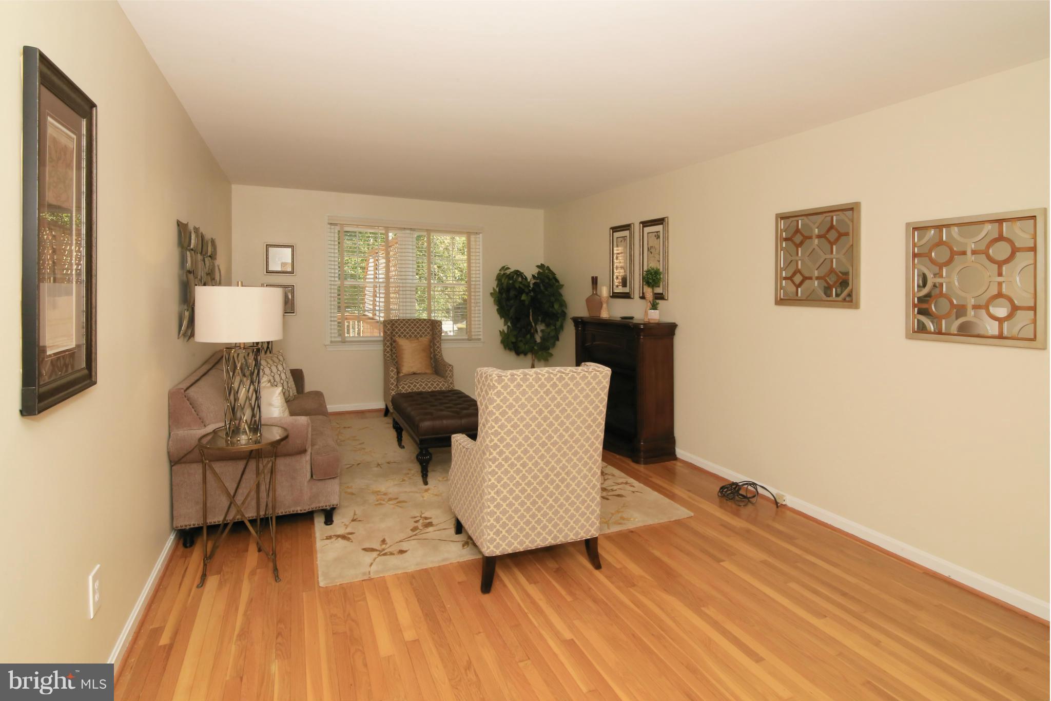 6705 Red Jacket Road Springfield, VA 22152 - Photo 4 of 30 Living Room