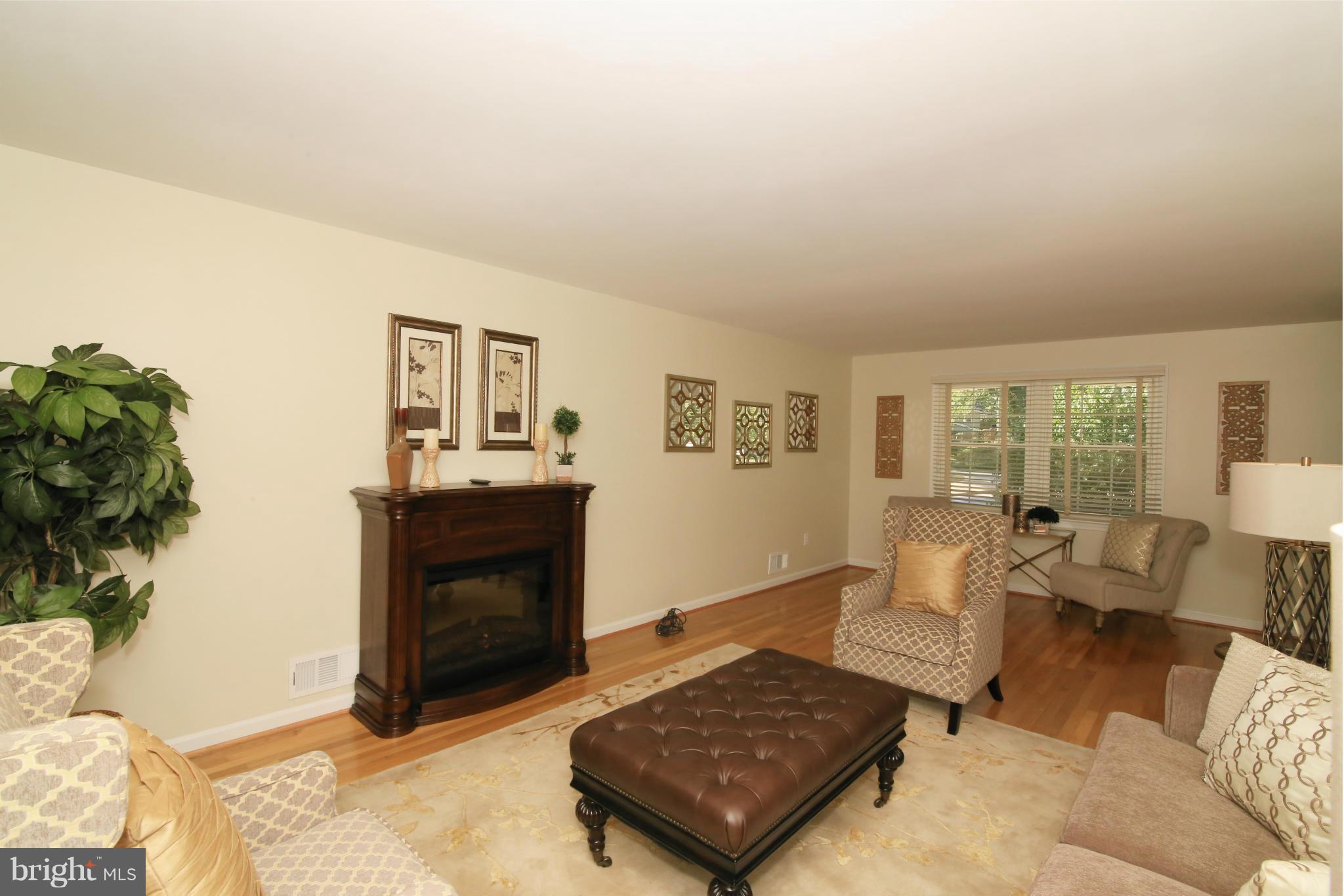 6705 Red Jacket Road Springfield, VA 22152 - Photo 5 of 30 Living Room