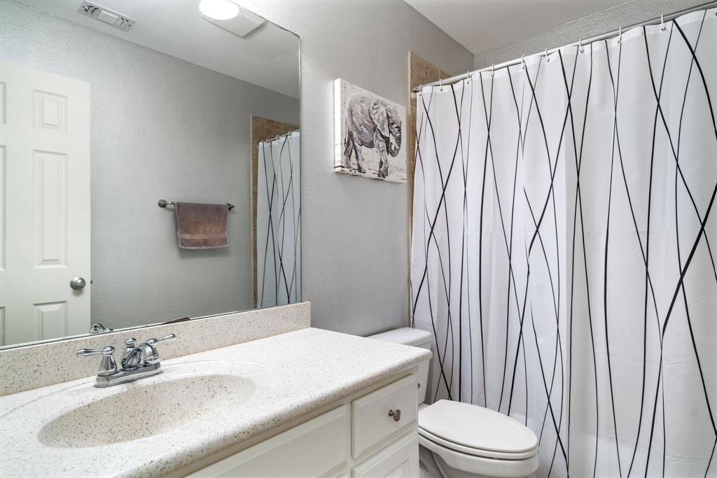 10138 Drawbridge Drive Frisco, TX 75035 - Photo 20 of 37 2nd full bathroom between 2nd and 3rd bedroom