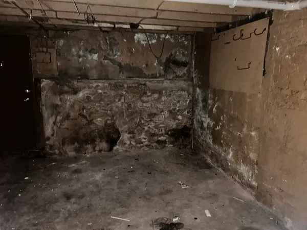a view of a walk in closet