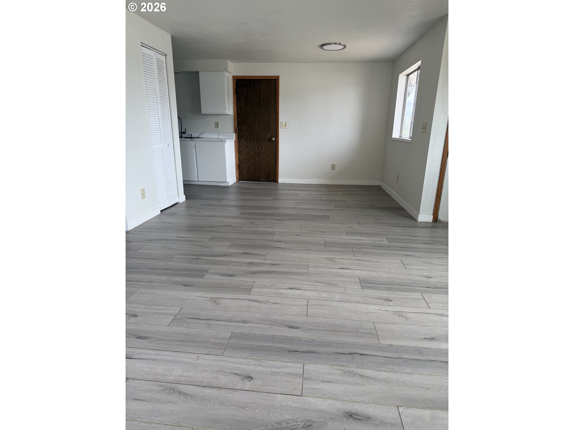 574 East Reeder Drive Hermiston, OR 97838 - Photo 4 of 14 Living Room/Dining Room