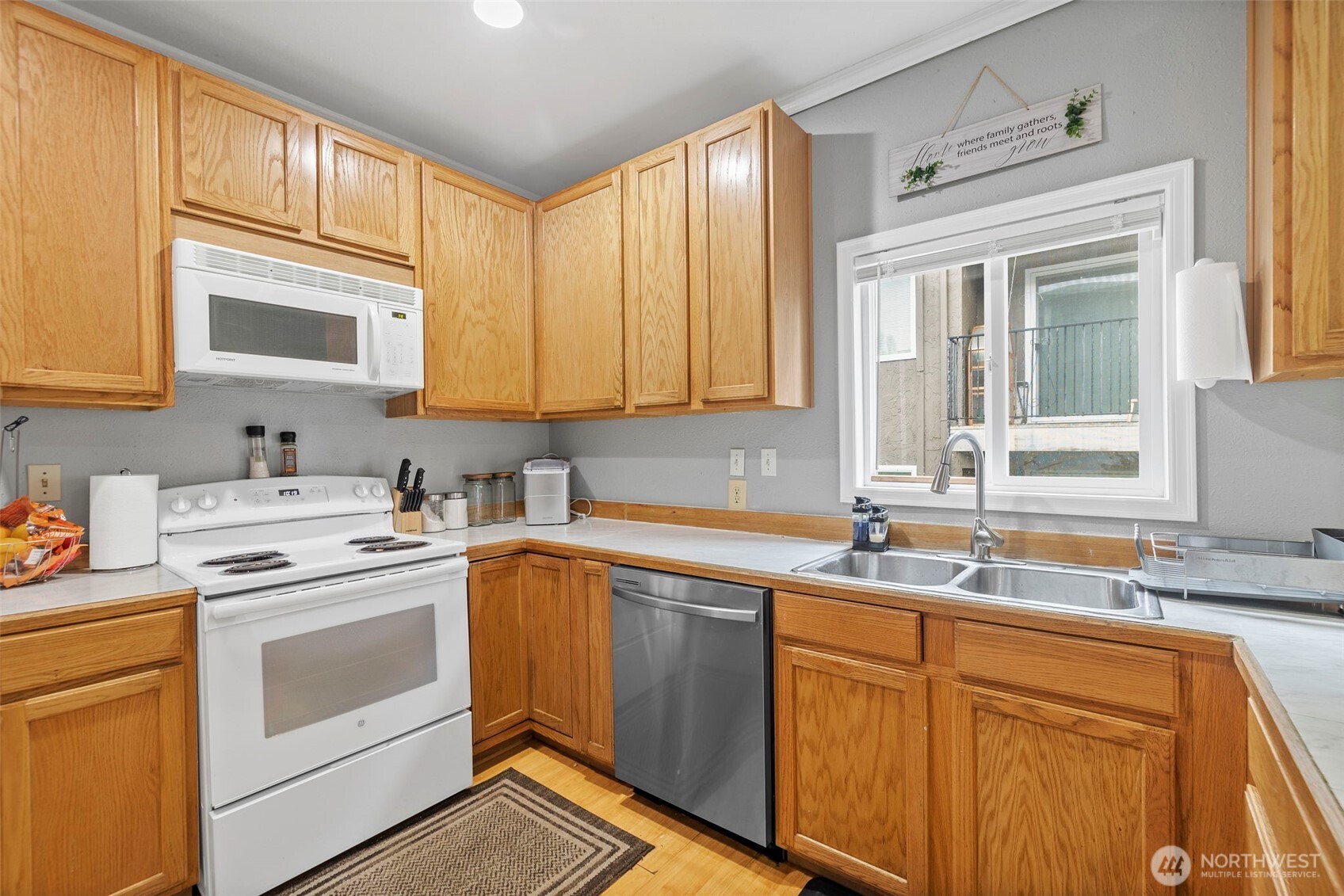 934 North 100th Street Seattle, WA 98133 - Photo 4 of 18