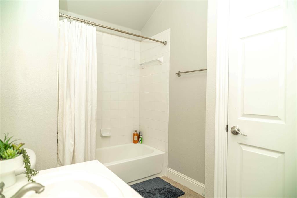 6851 Verde Irving, TX 75039 - Photo 31 of 40 a bathroom with a bathtub and a sink