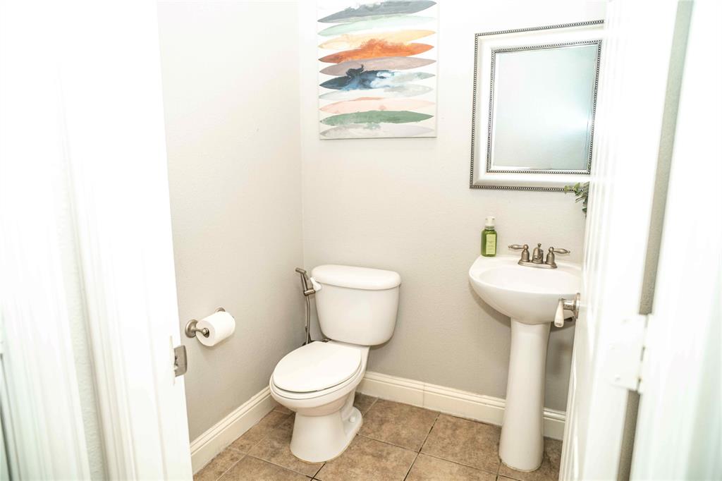6851 Verde Irving, TX 75039 - Photo 8 of 40 a bathroom with a toilet sink and mirror