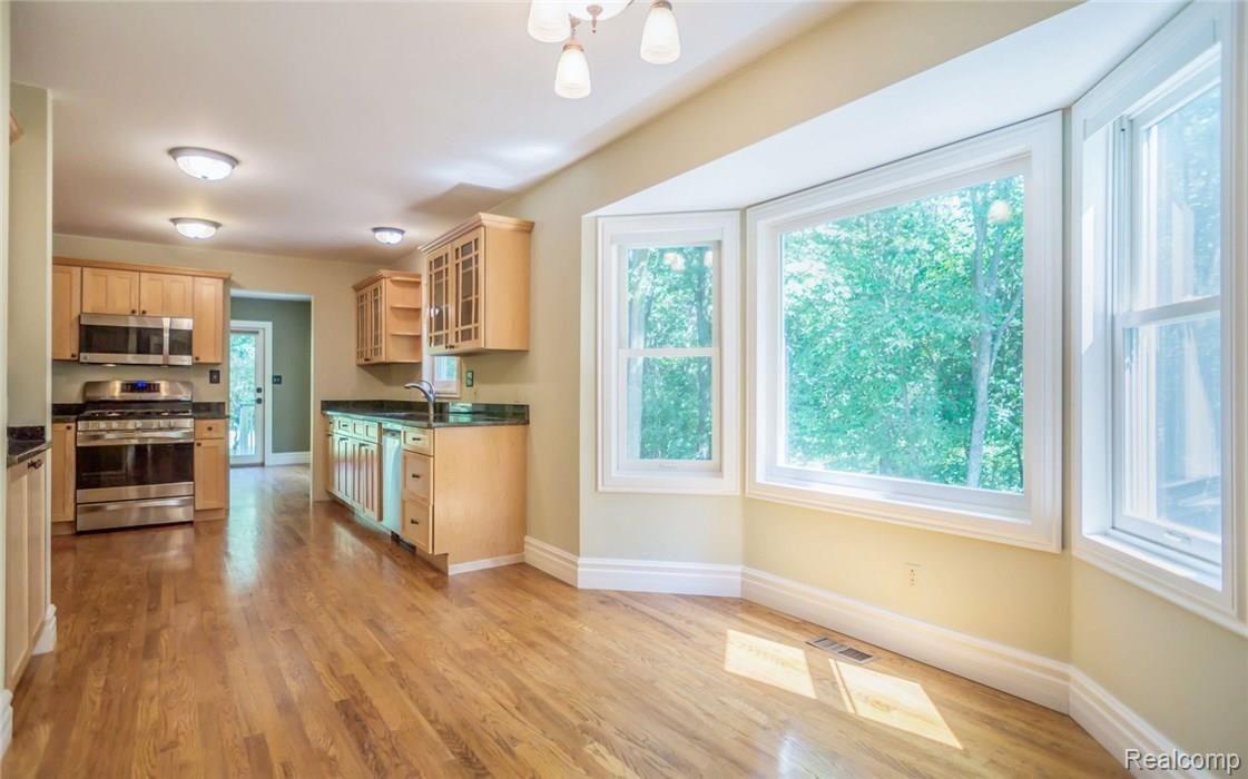 1798 Lone Tree Road Highland, MI 48357 - Photo 17 of 52 l t kitch 5.jpg