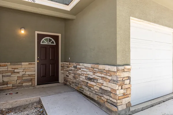 $1,300 | 5008 Flipper Drive, San Antonio, TX 78238