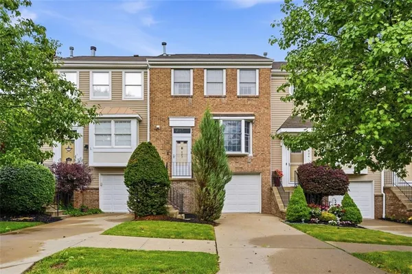 $274,900 | 423 Parkridge Lane, Coraopolis, PA 15108