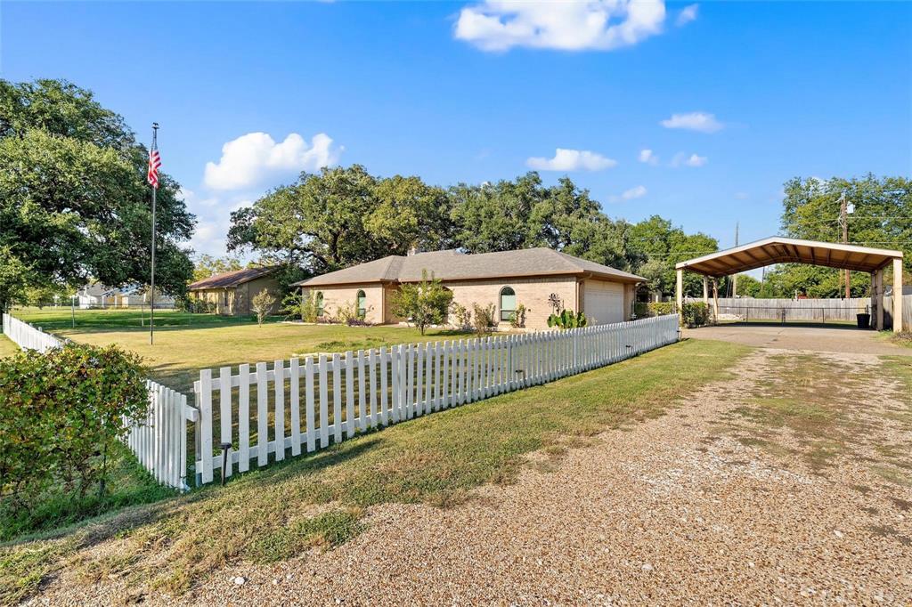 272 Locklar Loop Waco, TX 76705 - Photo 2 of 37