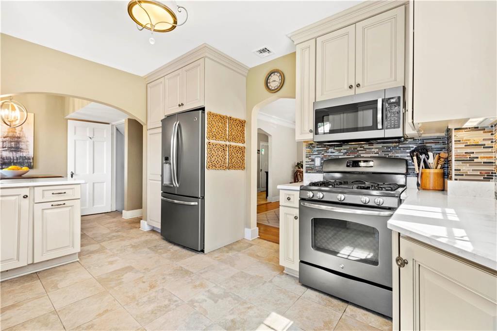 624 Beverly Road Pittsburgh, PA 15243 - Photo 5 of 24 Gallery Image 5
