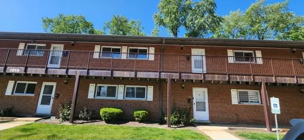 $1,700 | 1910 West Hatherleigh Court, Unit 2E, Mount Prospect, IL 60056