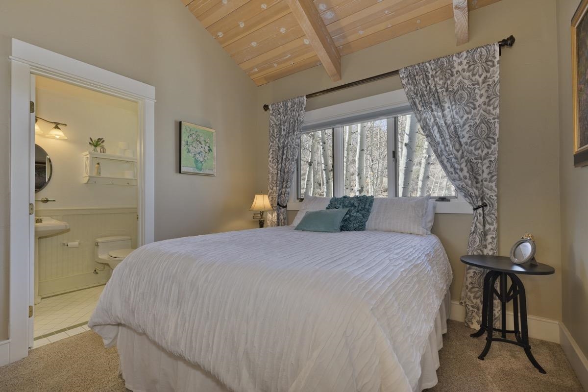 96 Aspen Spring Ranch Road Mammoth Lakes, CA 93546 - Photo 17 of 43 a bedroom with a bed and a table