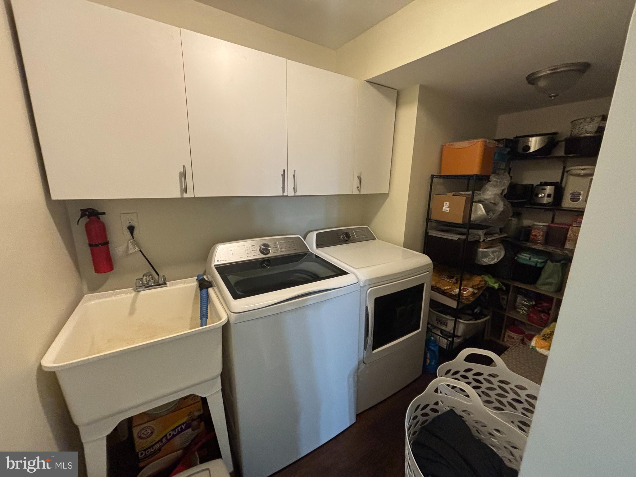 35 Harwood Lane Clementon, NJ 08021 - Photo 4 of 24 a kitchen with a stove and a refrigerator