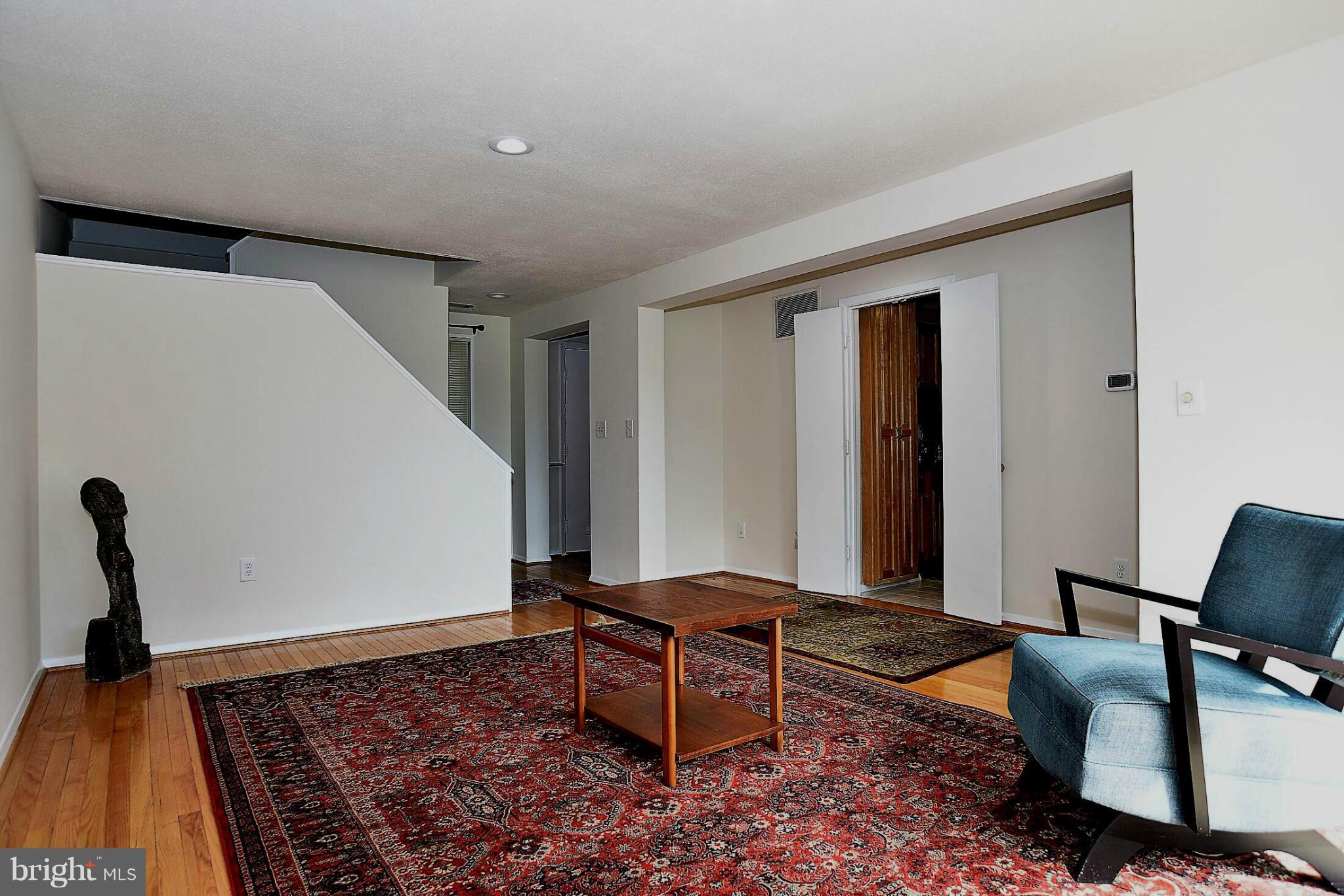 1821 North Shore Court Reston, VA 20190 - Photo 2 of 25 Living Room
