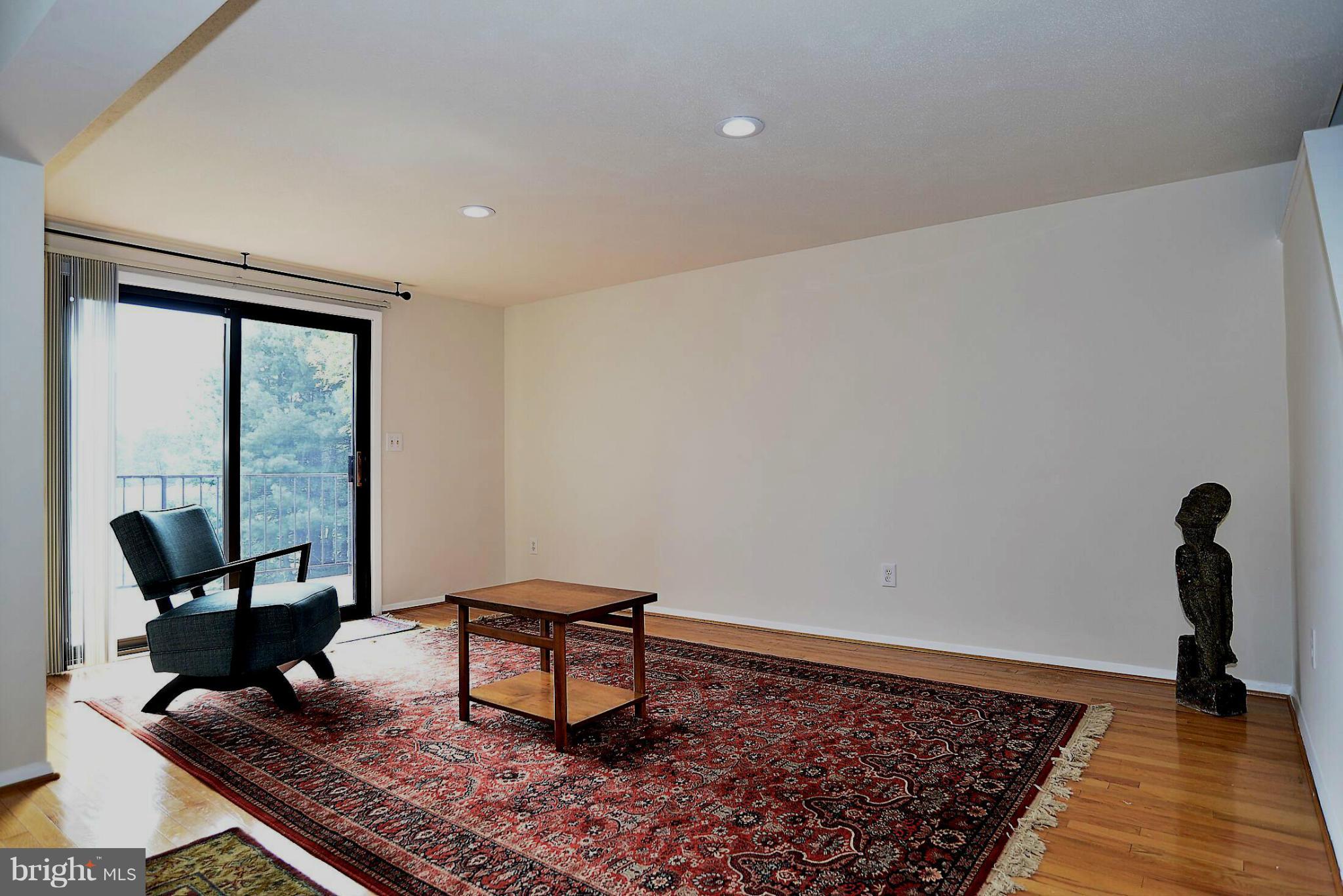 1821 North Shore Court Reston, VA 20190 - Photo 5 of 25 Living Room