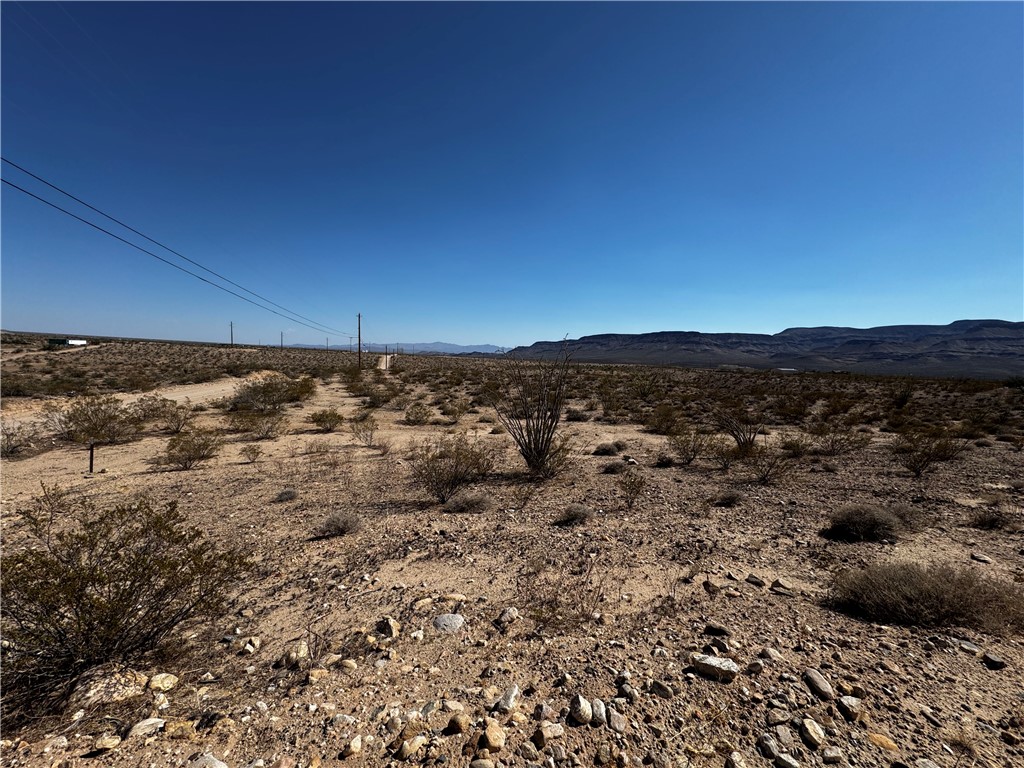 208-33-065a South Camelback Road Yucca, AZ 86438 - Photo 2 of 10 a view of a city