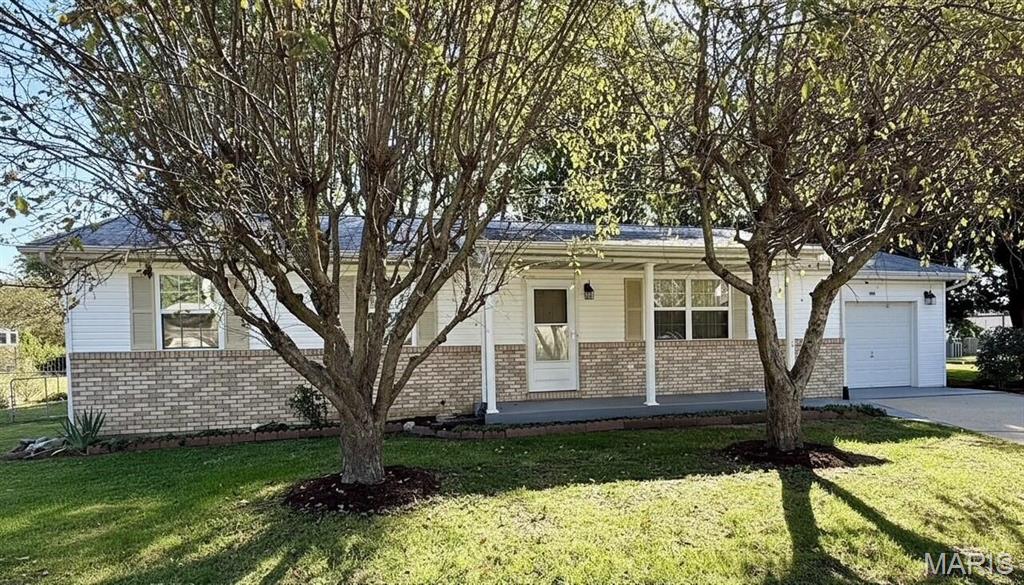 301 Ackerman Place Troy, IL 62294 - Photo 2 of 21