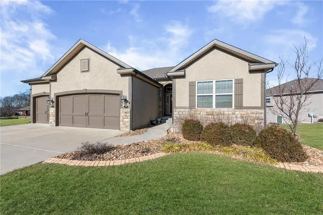 $485,000 | 17604 Greyhawke Ridge Drive, Smithville, MO 64089