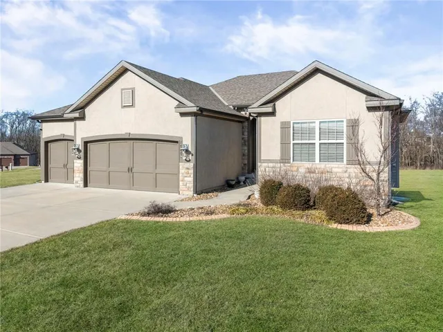 $485,000 | 17604 Greyhawke Ridge Drive, Smithville, MO 64089