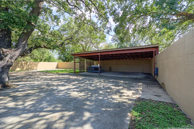 a view of house with a yard