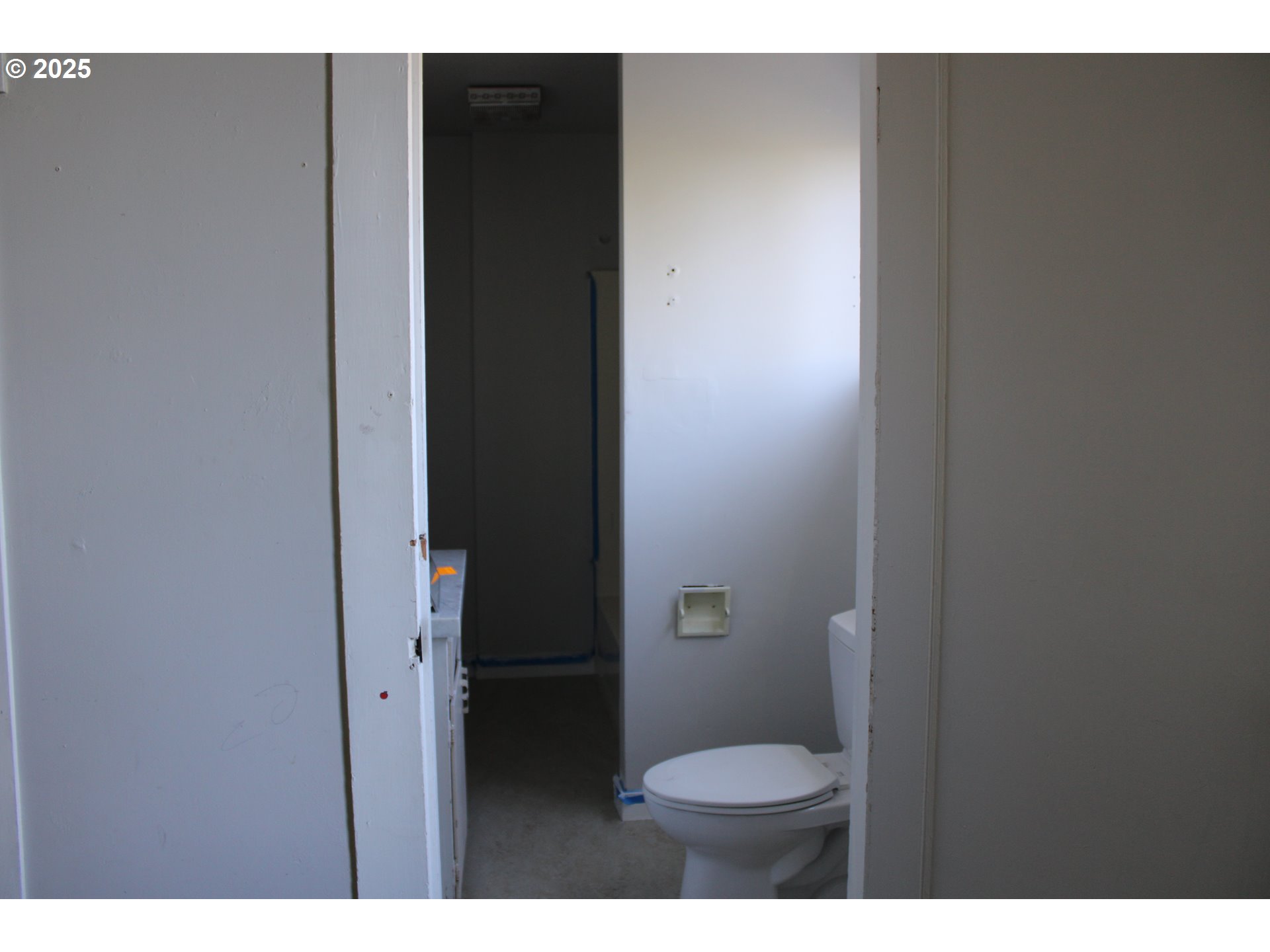 10285 South New Era Road Canby, OR 97013 - Photo 12 of 22 a bathroom with a toilet