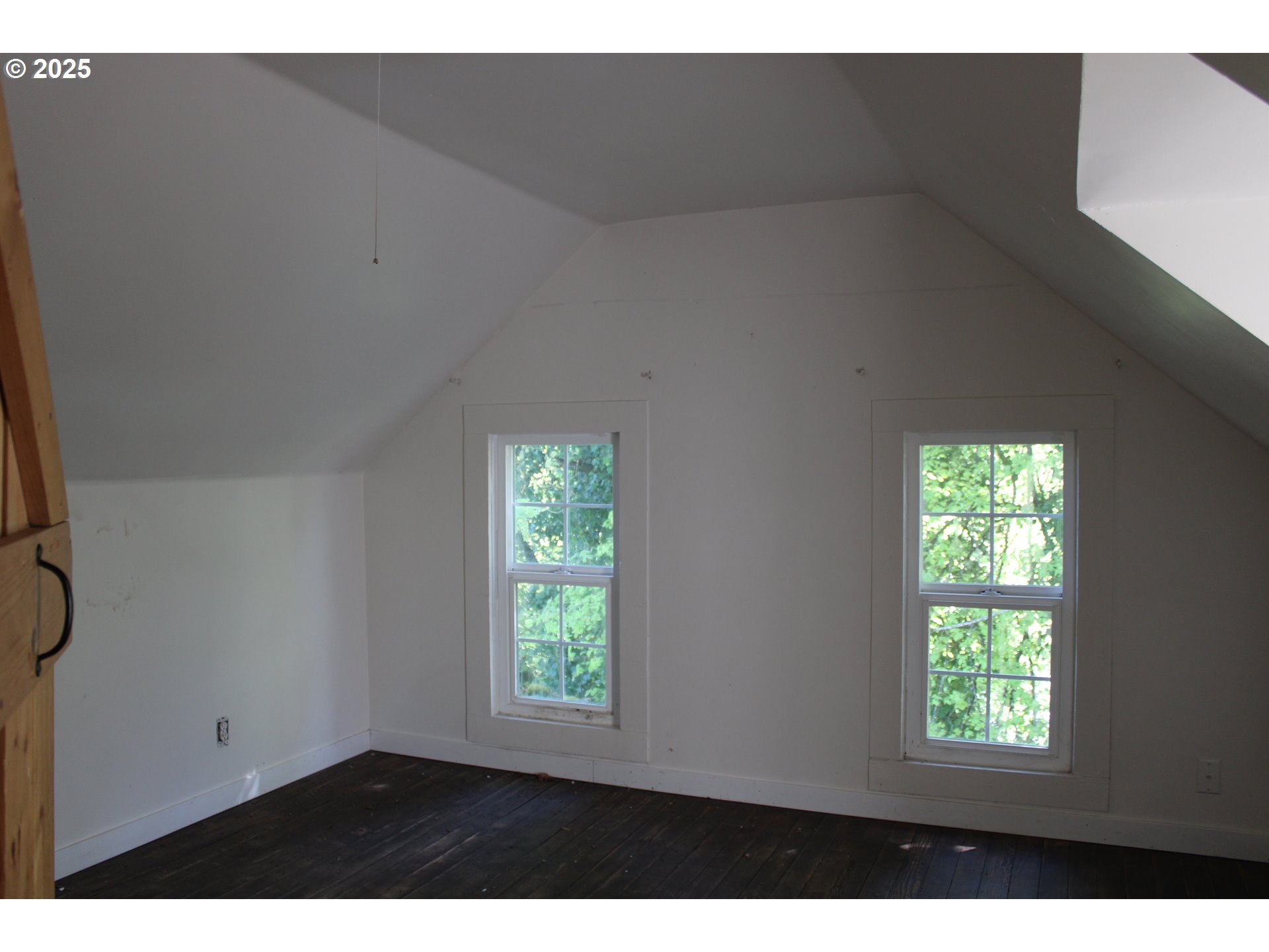 10285 South New Era Road Canby, OR 97013 - Photo 14 of 22 a view of an empty room with a window