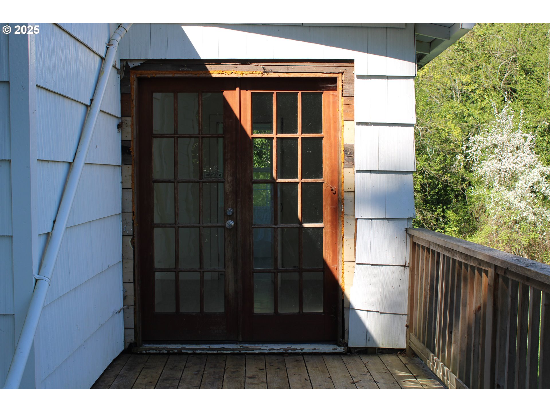 10285 South New Era Road Canby, OR 97013 - Photo 18 of 22 a black and white wall with glass windows