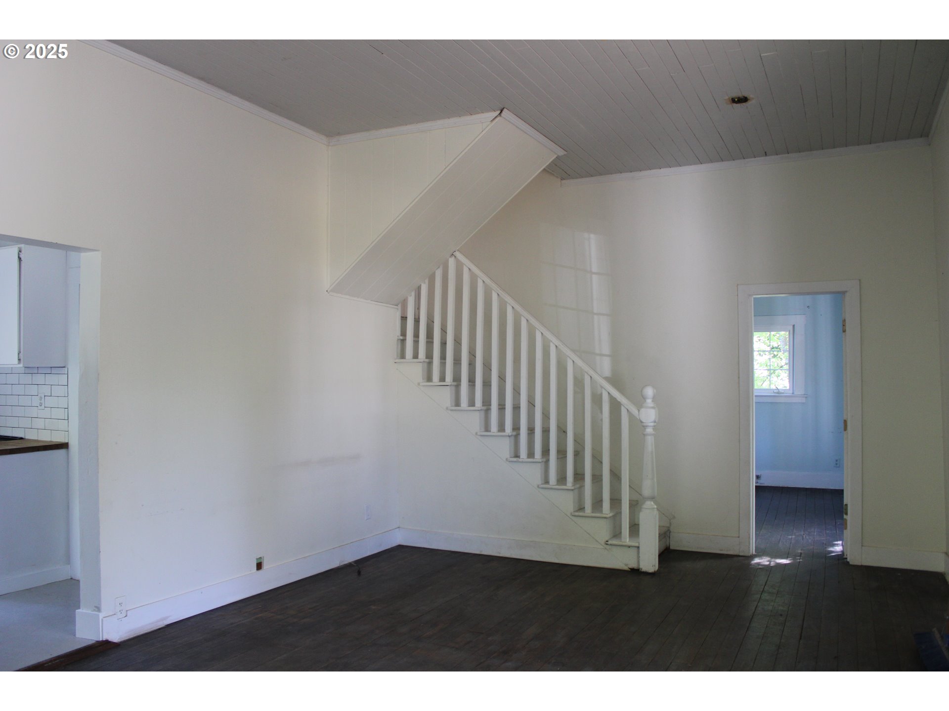 10285 South New Era Road Canby, OR 97013 - Photo 3 of 22 a view of an entryway with wooden floor