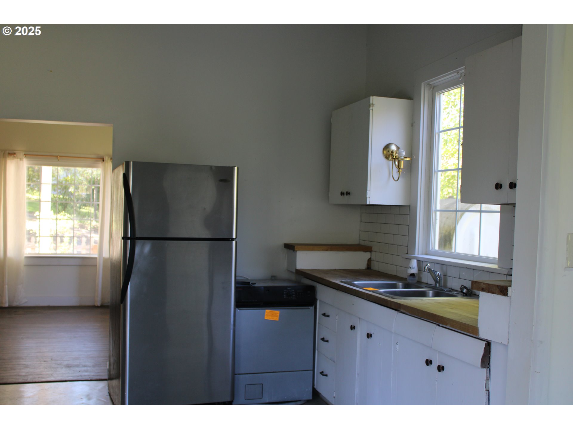 10285 South New Era Road Canby, OR 97013 - Photo 4 of 22 a kitchen with stainless steel appliances granite countertop a refrigerator and a sink