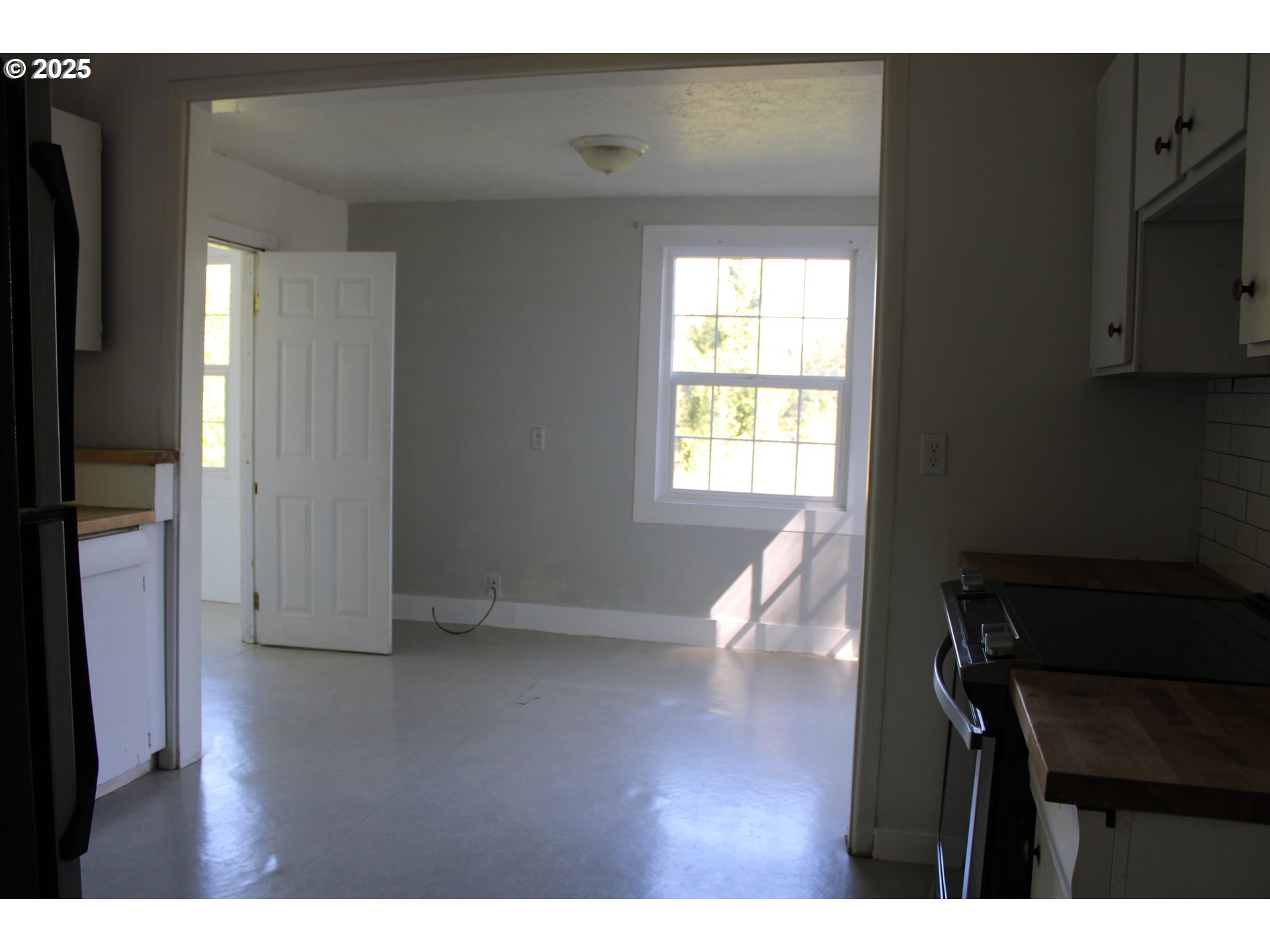 10285 South New Era Road Canby, OR 97013 - Photo 6 of 22 a view of an empty room with wooden floor and a window