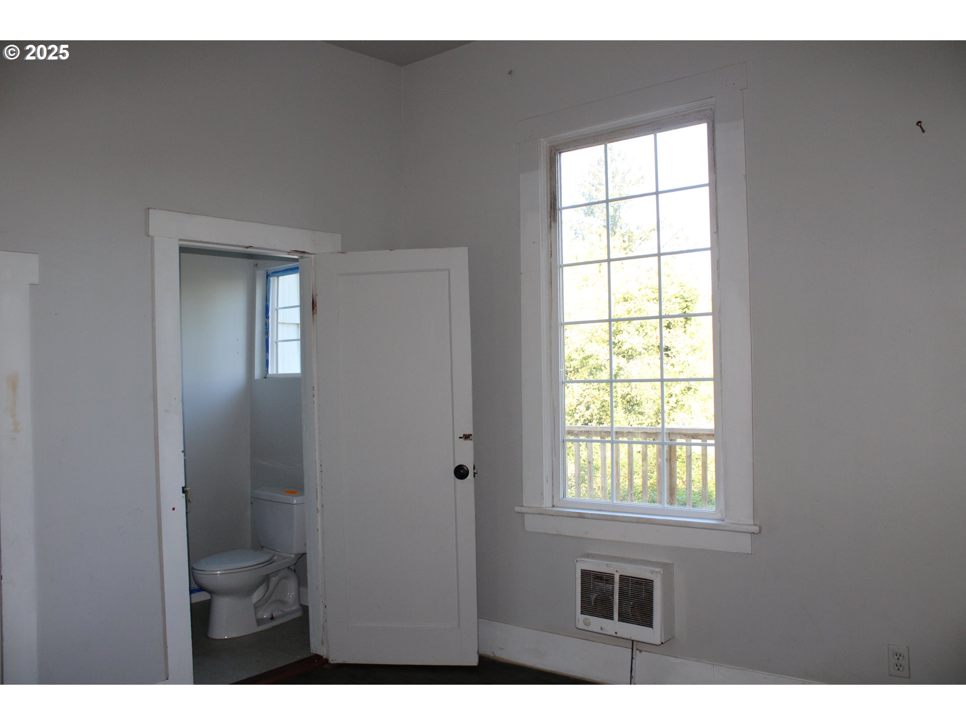 10285 South New Era Road Canby, OR 97013 - Photo 10 of 22 a view of an empty room with a window
