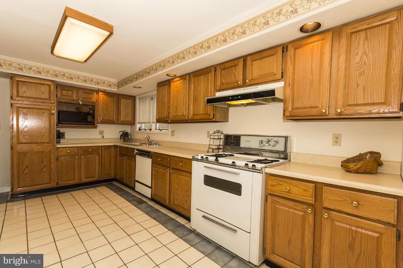 430 South Rolling Road Baltimore, MD 21228 - Photo 3 of 25 Kitchen