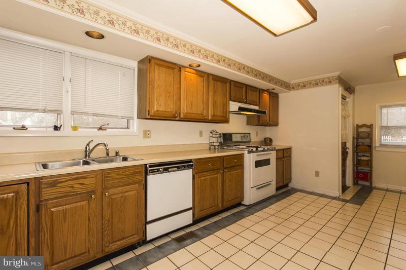 430 South Rolling Road Baltimore, MD 21228 - Photo 4 of 25 Kitchen