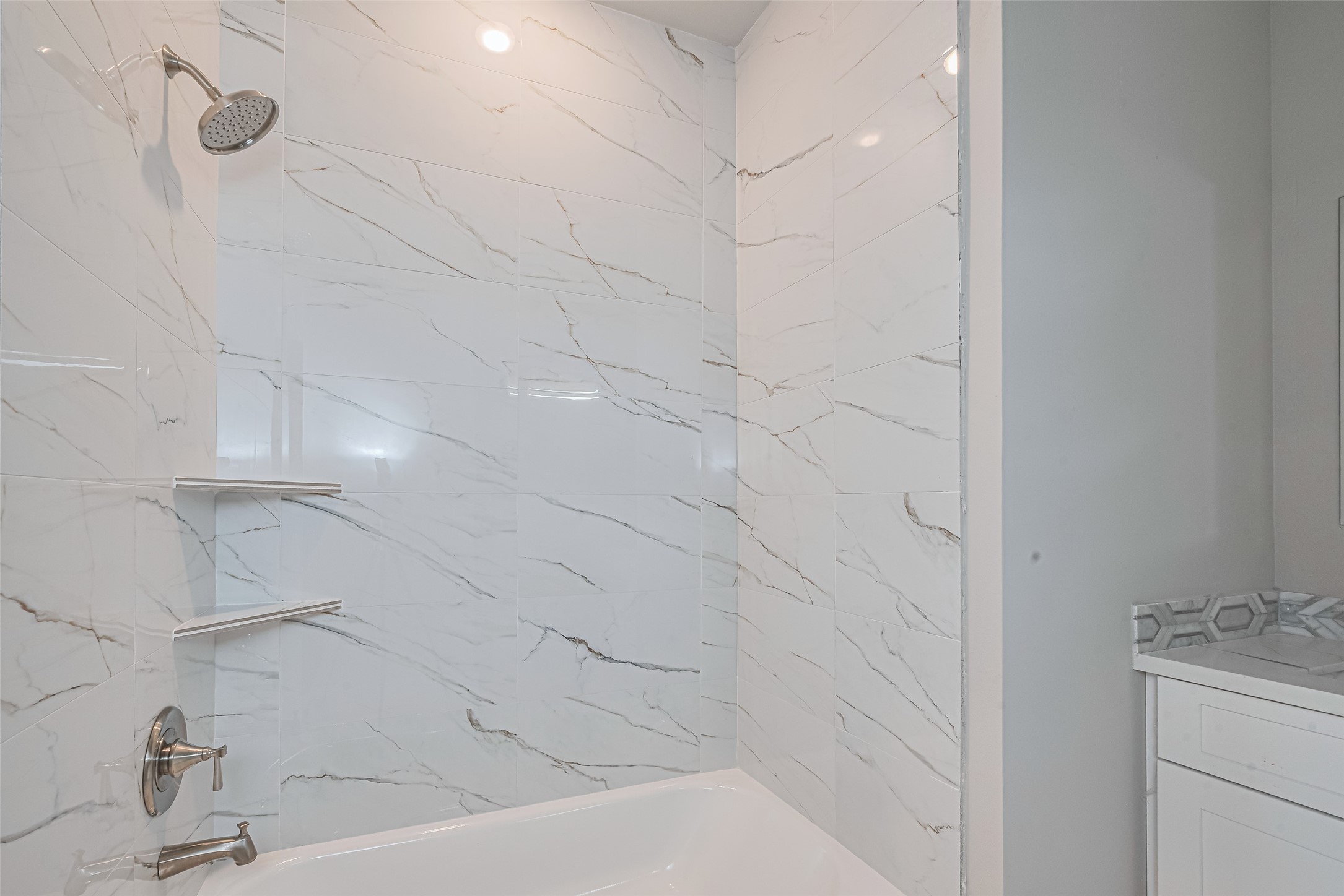 7207 Force Street Houston, TX 77020 - Photo 14 of 29 Tub-shower combo.