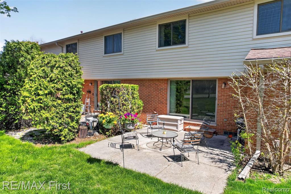 3660 Old Creek Road, Unit 36 Troy, MI 48084 - Photo 2 of 32