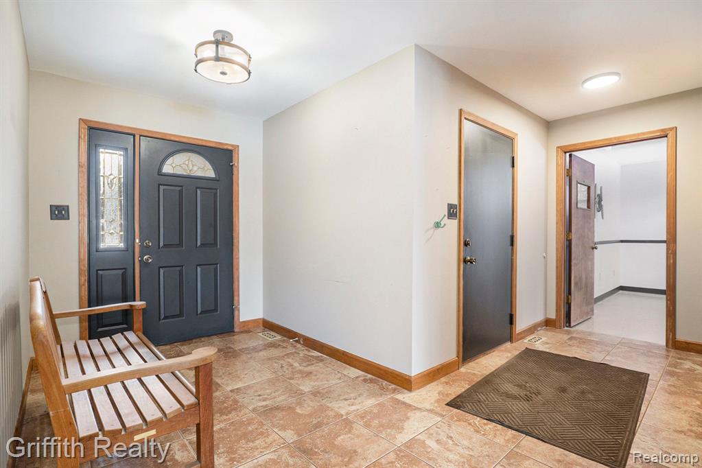 8070 Sheraton Park Road Fenton, MI 48430 - Photo 5 of 48