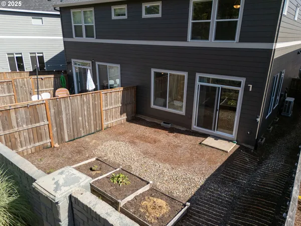 a view of a backyard