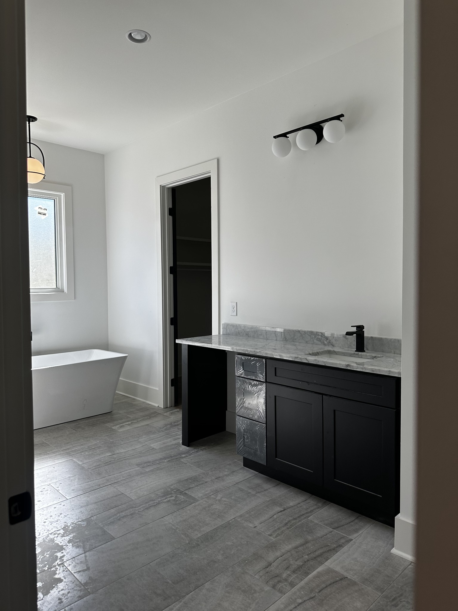 2150 B Philadelphia Lebanon, TN 37087 - Photo 21 of 46 a spacious bathroom with a tub and sink