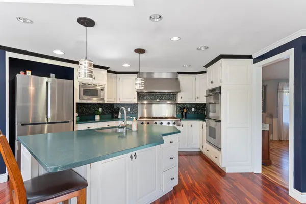 $899,900 | 227 Portsmouth Avenue, Stratham, NH 03885