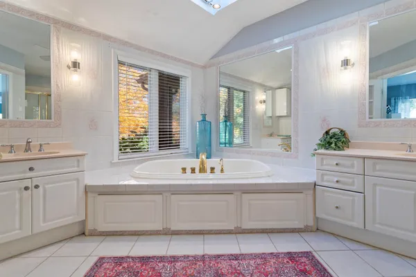 $899,900 | 227 Portsmouth Avenue, Stratham, NH 03885