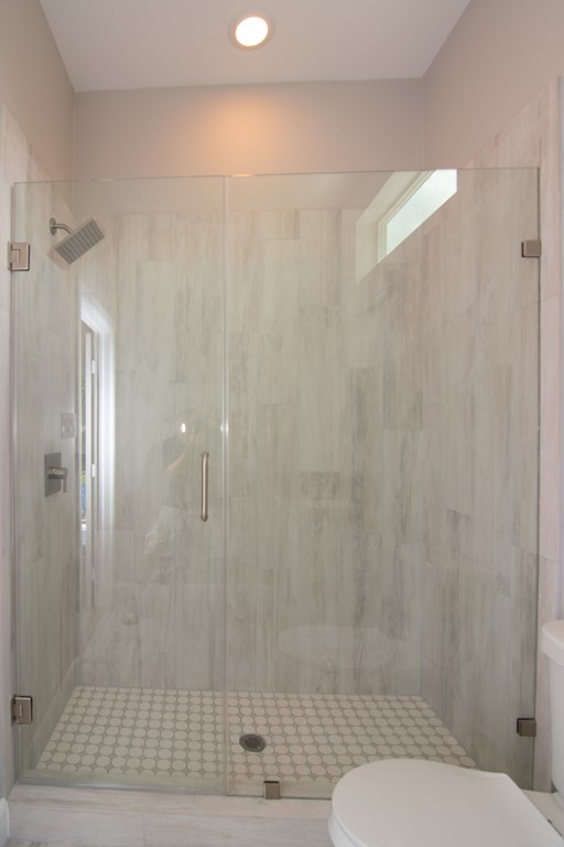 317 West 35th Street Houston, TX 77018 - Photo 18 of 22 a bathroom with a shower and a toilet
