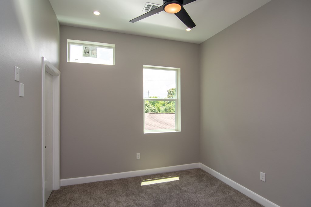 317 West 35th Street Houston, TX 77018 - Photo 20 of 22 an empty room with a window