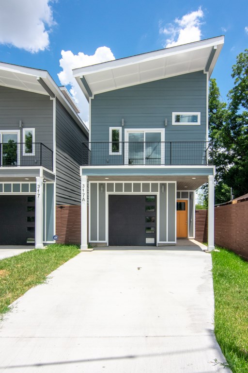 317 West 35th Street Houston, TX 77018 - Photo 2 of 22 a front view of a house with yard and garage