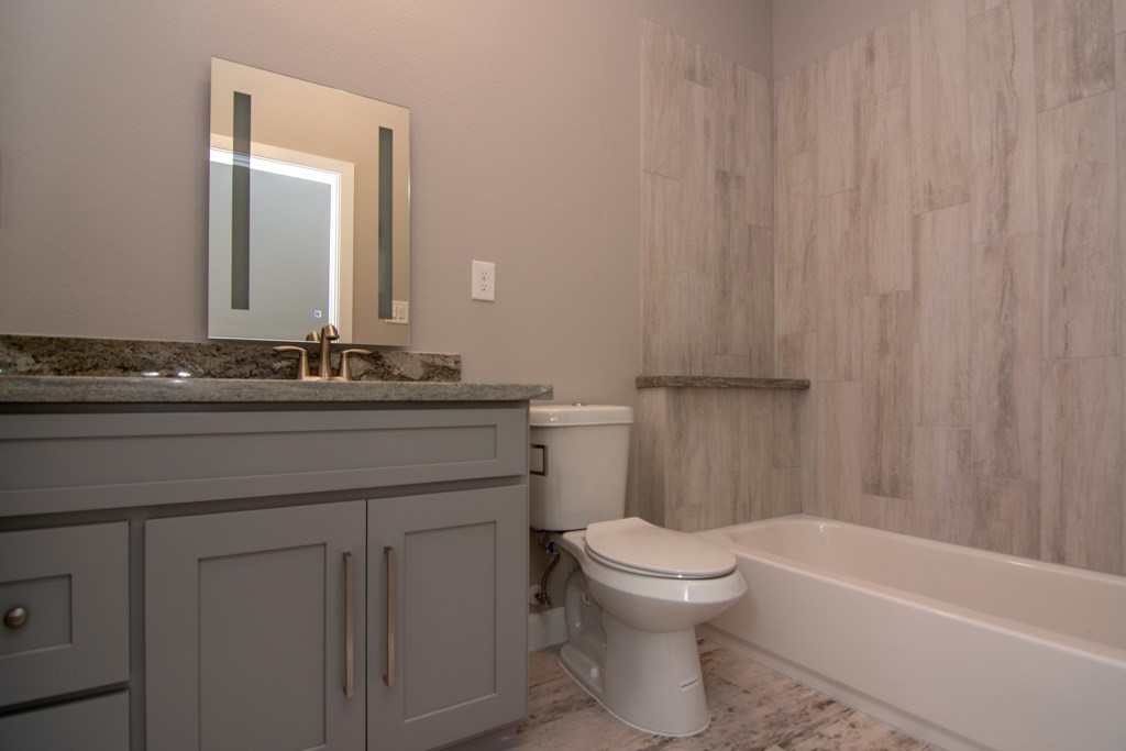 317 West 35th Street Houston, TX 77018 - Photo 21 of 22 a bathroom with a sink a toilet and a bathtub