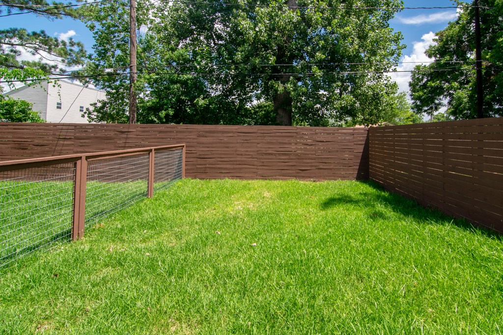317 West 35th Street Houston, TX 77018 - Photo 4 of 22 a backyard of a house with lots of green space