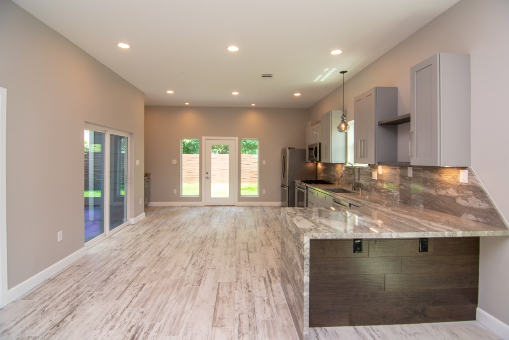 317 West 35th Street Houston, TX 77018 - Photo 9 of 22 a large kitchen with stainless steel appliances a large counter top