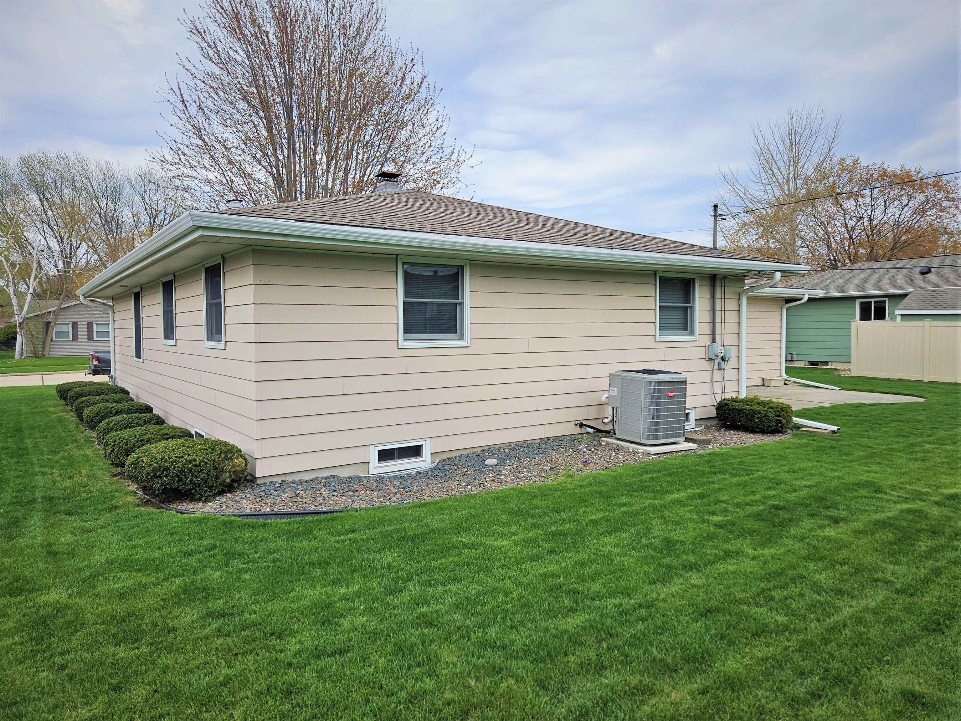 2005 Oak Street Oshkosh, WI 54901 - Photo 30 of 36