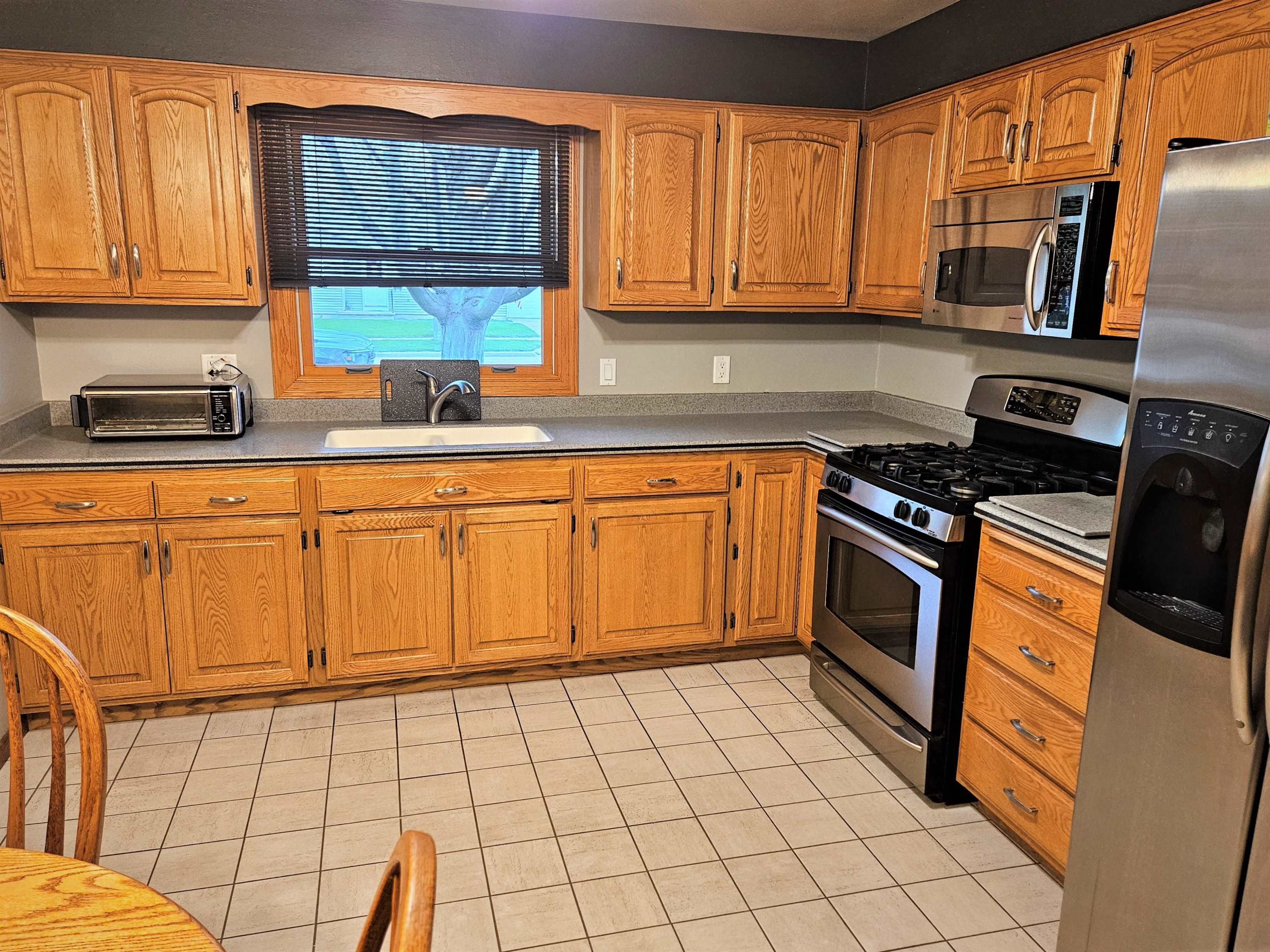 2005 Oak Street Oshkosh, WI 54901 - Photo 3 of 36