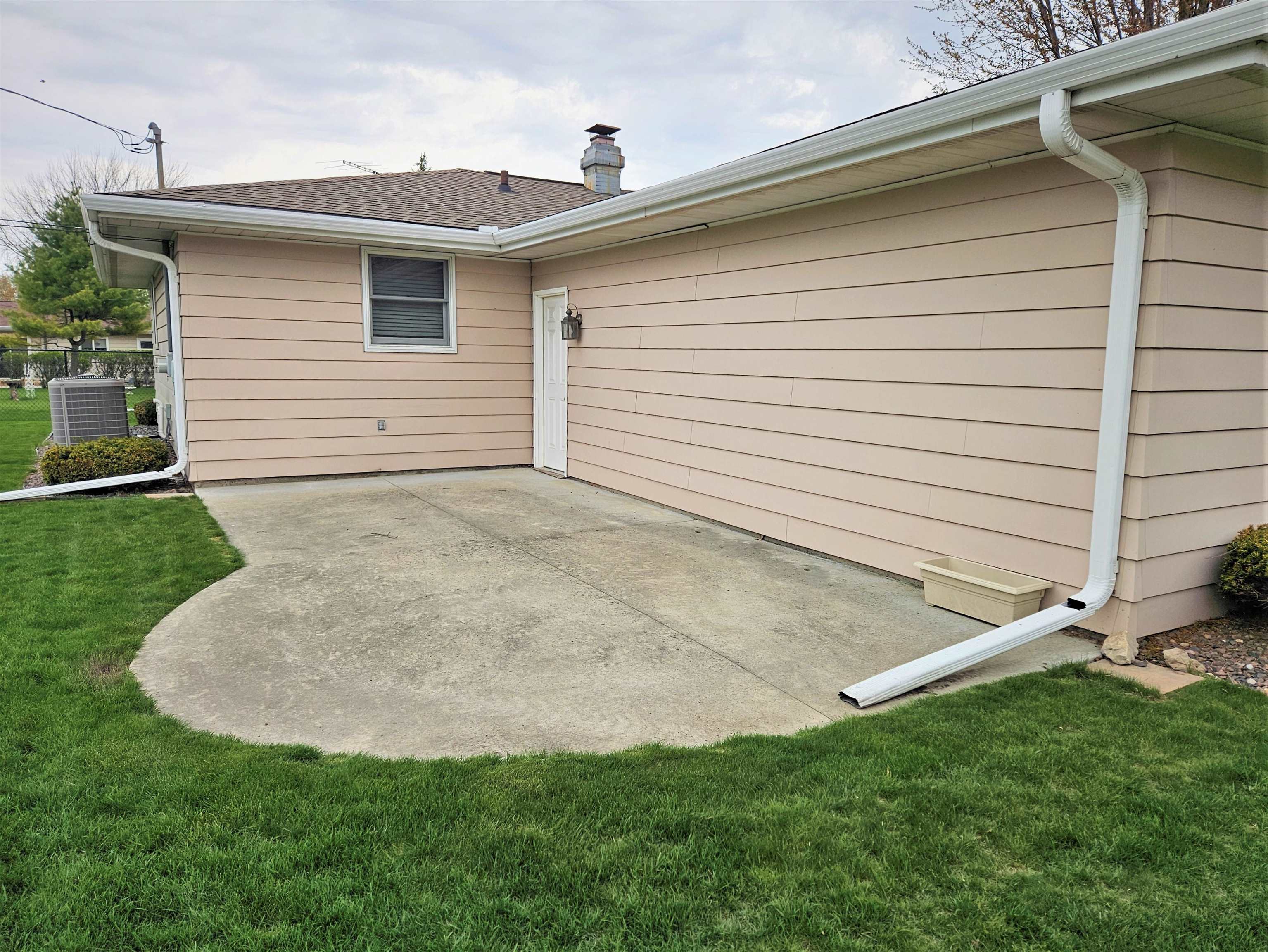 2005 Oak Street Oshkosh, WI 54901 - Photo 31 of 36