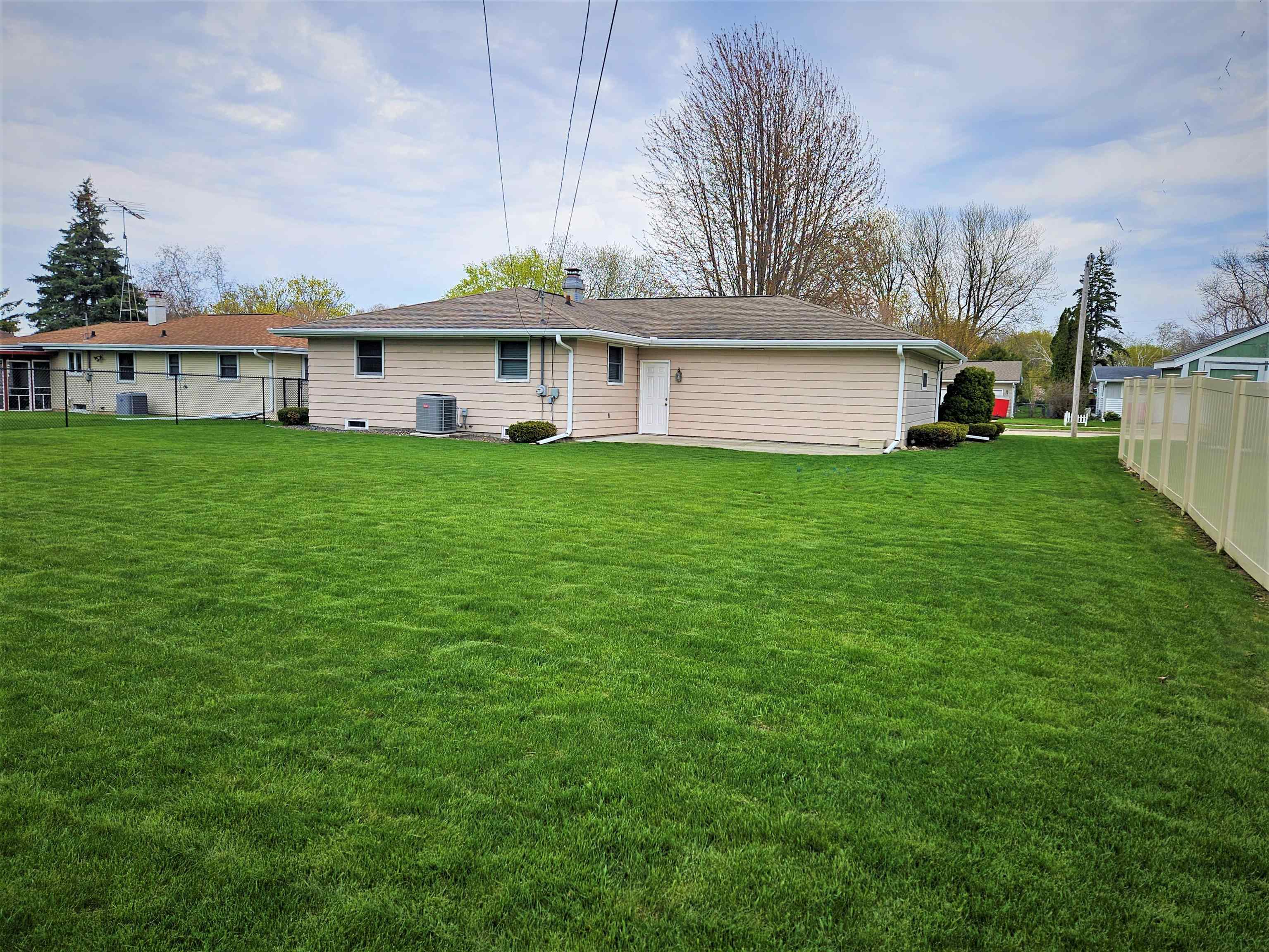 2005 Oak Street Oshkosh, WI 54901 - Photo 33 of 36
